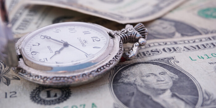 時計と米ドルのイメージ