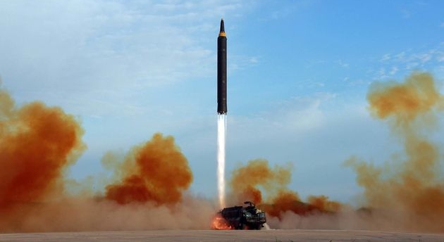米西海岸に到達可能なミサイルの試射する北朝鮮