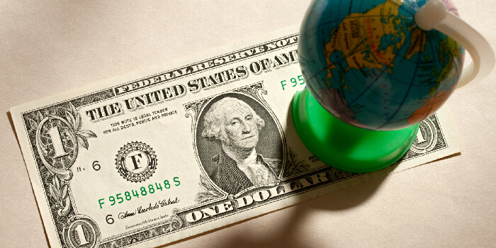 米ドルと世界（地球儀）のイメージ