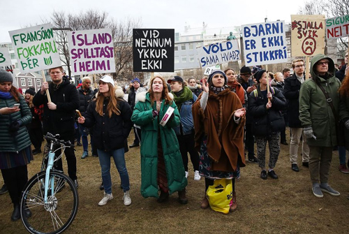 アイスランドで抗議デモをする人々
