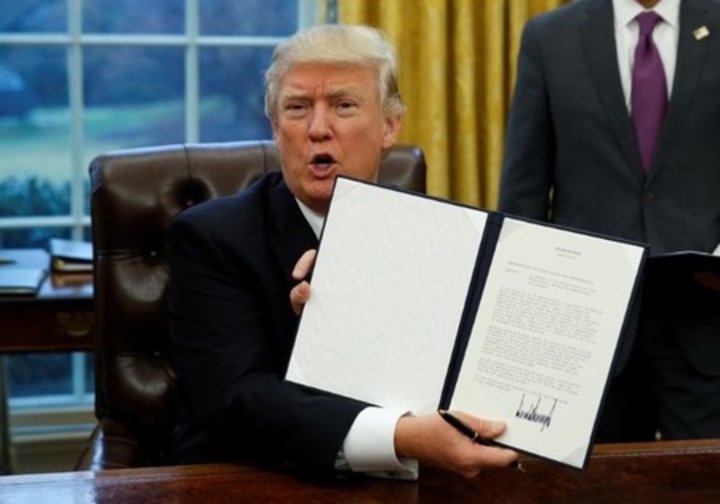 トランプ大統領がインフラ整備を推進する大統領令に署名