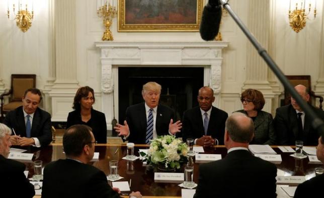 ホワイトハウスで会談中に税制改革の提案を発表すると発言したトランプ大統領