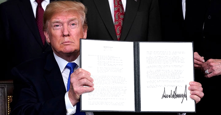 「貿易戦争は楽勝だ」と関税案にサインするトランプ大統領